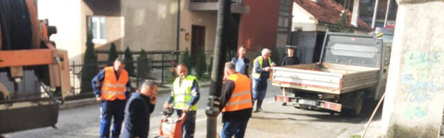 Havarija na vodovodnoj cevi u Beogradskoj ulici