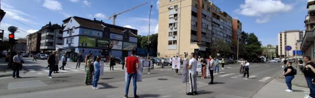 Kragujevčani 70. put na raskrsnici kod "Uzora" odali poštu žrtvama novosadske tragedije (FOTO)