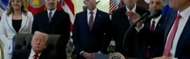 Медији: Трамп се бори да остане будан на састанку Кабинета  (видео)