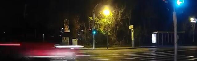 ZA DLAKU IZBEGNUTA TRAGEDIJA: Vozač  na semaforu krenuo na zeleno, a onda mu je život proleteo pred očima! (VIDEO)