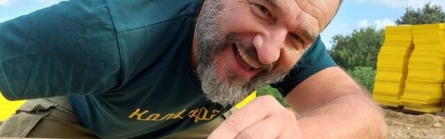 Da se naježiš! Nenad Jezdić golim rukama uhvatio zmiju, pozirao s njom, pa pokazao gde je završila: "Da je..."