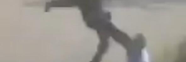 (UZNEMIRUJUĆE) GRUPA MASKIRANIH MUŠKARACA BRUTALNO ISPREBIJALA PALESTINCA: Gluv je, nije mogao da čuje upozorenja da beži (VIDEO)