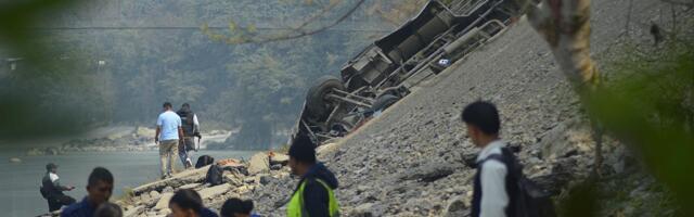 PREPUN AUTOBUS SLETEO SA PLANINSKOG AUTOPUTA Desetine mrtvih i povređenih u Nepalu, među žrtvama i državljani Velike Britanije i Kine (FOTO, VIDEO)