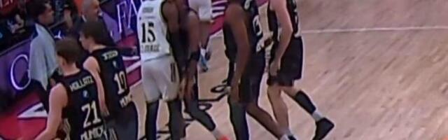 DRAMA U ARENI! Haos pored klupe Bajerna, pogledajte šta je uradio Ebuka Izundu - neverovatno!