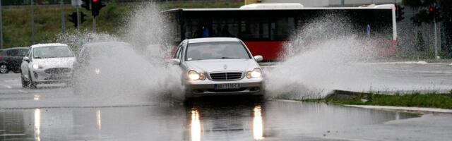 SNAŽNO NEVREME SE SRUČILO NA BEOGRAD! Vozila jedva mile, ne vidi se prst pred okom - scene kao iz horora! (VIDEO)