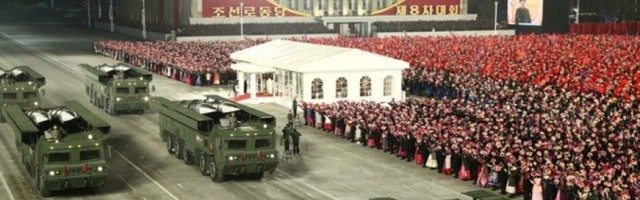 ODRŽANA VOJNA PARADA U PJONGJANGU: Severna Koreja proslavila završetak kongresa vladajuće partije (FOTO)