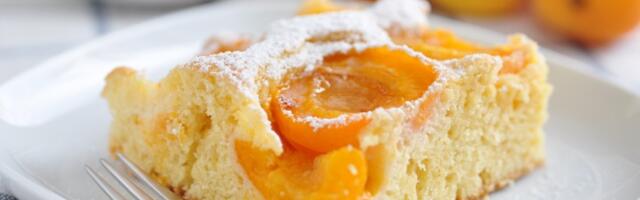 Jednostavan kolač sa kajsijama, mirisan i sočan