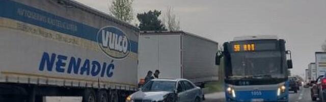 Na mercedesu razlupan prednji deo: U Udesu učestvovali i šleperi