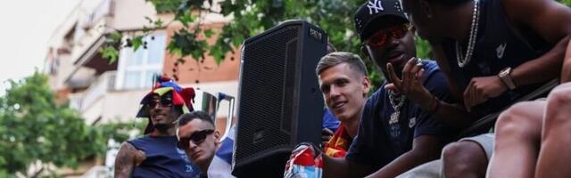 Dvojica fudbalera pala sa autobusa tokom proslave titule: Užasne scene u Barseloni, navijači ostali u šoku