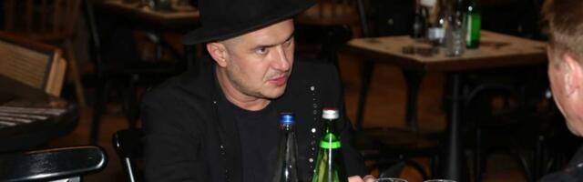 SALE TROPIKO OBJAVIO SNIMAK S DEVOJKOM! Nikad zaljubljeniji, nosi je na leđima pa pokazao nešto što je svima zapalo za oko (FOTO)