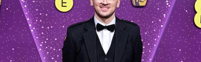 Na crveni tepih došao u suknji, a preko polnog organa stavio ovo i sve ostavio u čudu: A onda su shvatili poentu