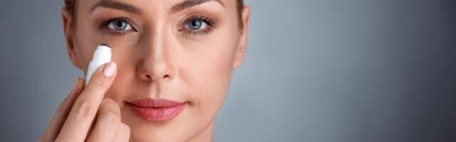 Zbogom tamnim kolutovima: Trikovi šminkera koji brišu podočnjake bez skupih tretmana (VIDEO)