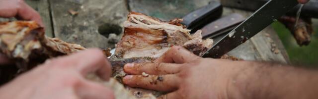 Mesar otkrio trik za savršeno pečenje: Jedna tečnost omekšava meso do savršenstva i čini ga sočnim kao puter