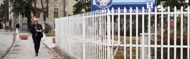 IZBODENI DEDA I UNUKA IZ KRAGUJEVCA HITNO OPERISANI: Imaju rane po grudima, stomaku i rukama, pomahnitali napadač im došao na vrata!