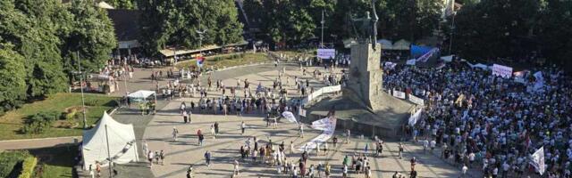 "OVO U KRALJEVU JE JEDNA BRUKA, BRUKETINA" Totalni fijasko u režiji blokadera: Nije ih se skupila ni šaka jada, pa se žestoko sukobili među sobom (FOTO)