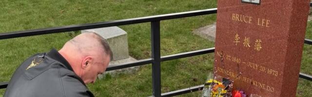 Legendarni Srbin došao na grob Brus Lija, kleknuo pred njega: “Zauvek ćeš biti moj idol”