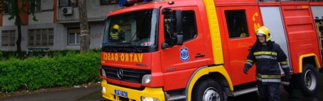 GORI AUTO U CENTRU BEOGRADA! Vatrogasci na terenu!