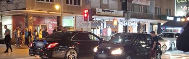 Mercedesom pokušao da prođe suprotnim pravcem kroz jednosmernu ulicu, izazvao zastoj, gužvu i kolonu