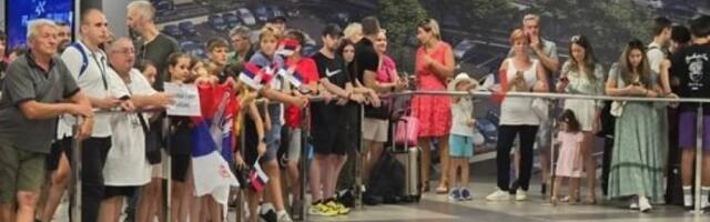 KAKVA GUŽVA NA AERODROMU! Srbi čekaju "DELFINE" I "SREBRNA KRILA" - I Mikec je odlučio da se VRATI!