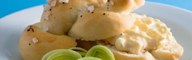 Pomešajte jogurt i brašno i dobićete sjajno pecivo! Ukusno, a jeftino (VIDEO)