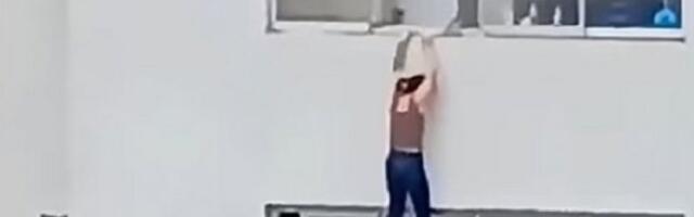 ŽENA ISPALA KROZ PROZOR, PA VISILA SA 16. SPRATA! Neviđena drama u naselju, vrištala je i molila da joj neko pomogne (VIDEO)