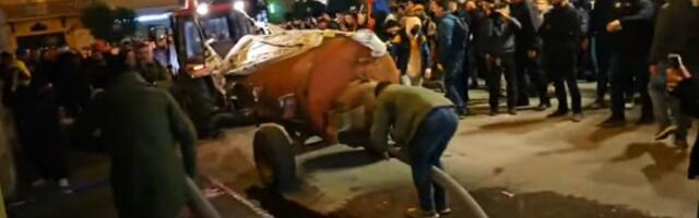 Ispraženjna cisterna sa fekalijama ispred Gradske kuće (VIDEO)