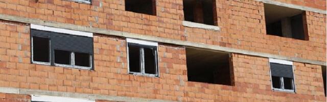 TRAGEDIJA U NOVOM PAZARU – Mladić propao kroz otvor za lift zgrade u izgradnji