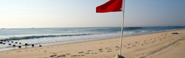 MESTO JE KRCATO SRBIMA! Hitno upozorenje na "PLAŽI SMRTI" u Grčkoj, podignuta crvena zastava! Devojka se umalo udavila zbog OVE POJAVE