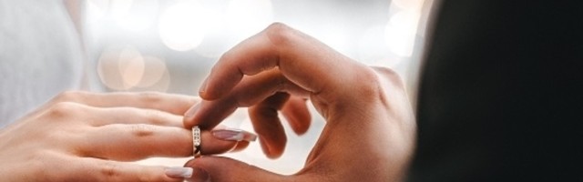 Da li bi žena trebalo da uzme prezime muža? Ovo su razlozi protiv