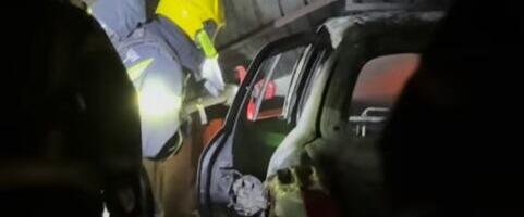 NOĆNA DRAMA U SREMSKOJ KAMENICI: Auto mu planuo u garaži dok je spavao, srećom, hrabri vatrogasci pronašli su ga na vreme, pogledajte snimak akcije (VIDEO)