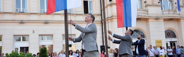 PODIZANJE ZASTAVA I HIMNE SRBIJE I RS: Obeležen Dan srpskog jedinstva u Bijeljini (FOTO)