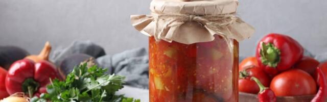 Lovačka salata se priprema jednostavno, a bolja je od ajvara i pinđura