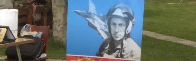 ODRŽAN "MEMORIJAL HEROJA MILENKA PAVLOVIĆA": Aviokompanija Air Pink dala novčanu donaciju, njeni piloti učestvovali u preletu u čast pukovnika poginulog tokom NATO bombardovanja!