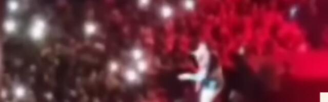 POZNATI PEVAČ PREMINUO TOKOM KONCERTA! Publika svedočila jezivoj sceni, isplivao snimak njegovih poslednjih trenutaka! (VIDEO)