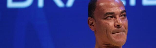 Koliko je samo veliki! Kafu izabrao najboljeg beka svih vremena! Stavio ga ispred sebe!