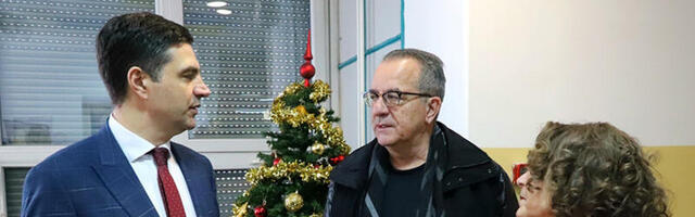 Grad obradovao mališane paketićima koji se leče na UKC Niš