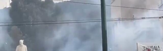 JEZIVI PRIZORI iz Grčke: Ljudi padaju u nesvest na ulici, lete kamenice (VIDEO)
