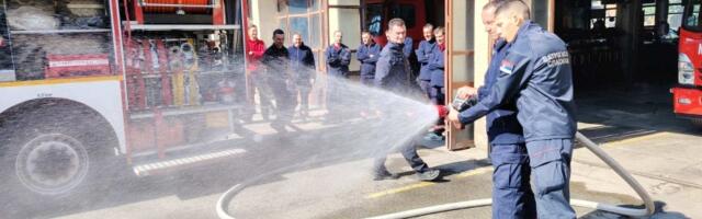 Obuka pripadnika Specijalizovane jedinice civilne zaštite za gašenje požara u Kragujevcu (FOTO)