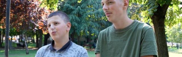 Braća odlučila sama da zarade kako bi olakšali bolesnim roditeljima – Pokrenuli ulični biznis i obezbijedili sebe za školu