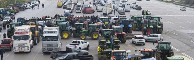 (VIDEO) Braća Grci razbili blokadere: Ludaci blokirali put do aerodroma u omiljenom srpskom gradu - Policija ih razbila suzavcem