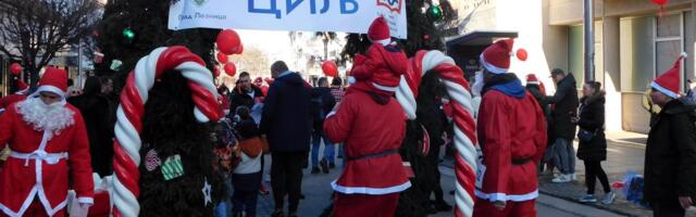 TRČALA I DECA I RODITELJI: Održana druga loznička humanitarna trka Deda Mrazeva (FOTO)