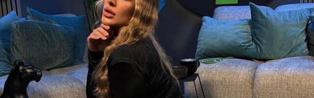 Luna Đogani u mrežastim čarapama i sandalama na -5! Utegla se u minić, kadrovi su da se smrzneš