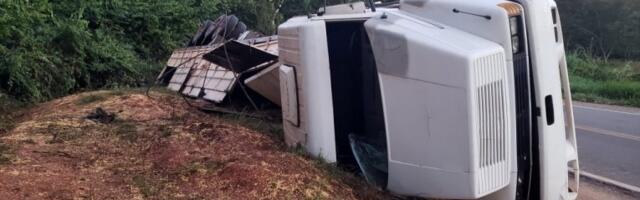 LOM NA AUTO-PUTU KOD UMČARA! Kamion svom jačinom udario u bankinu i izleteo sa kolovoza!