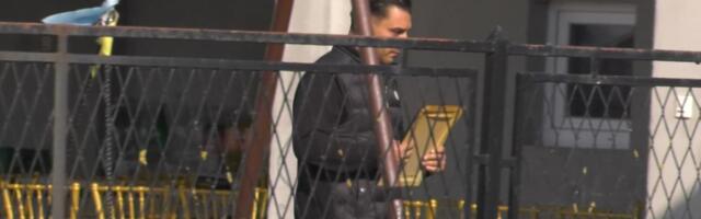 DRŽI SLIKU I PONAVLJA NJEGOVO IME: Darko sa majkom i snajkom odabrao fotografiju brata koja će stajati pored sanduka (FOTO)