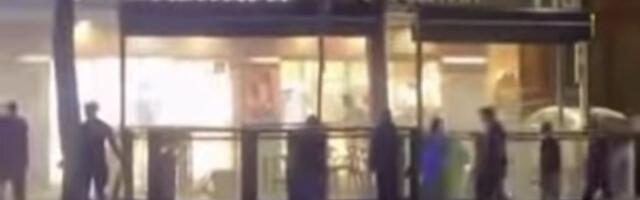 Haos u Beogradu - buknuo požar u Skroz dobroj pekari! Bacane stolice na izlog (VIDEO)
