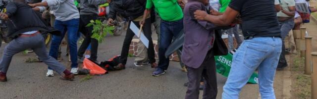 HAOS U PRESTONICI, UHAPŠEN SUDIJA VRHOVNOG SUDA! Policija rasturila demonstrante, bačen i suzavac (VIDEO)
