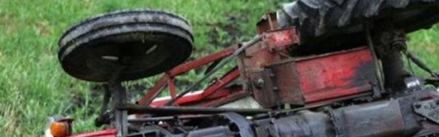Prevrnuo se traktor u Ivanjici: Ima povređenih (FOTO)