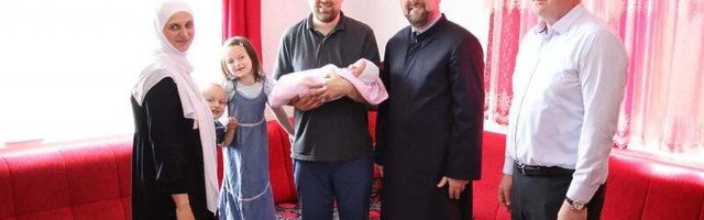 Porodica Mahalbašić iz Tešnja dobila osmo dijete, posjetio ih muftija Dizdarević