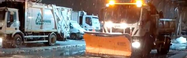 Putari u Čačku dežuraće čitavu noć, građani da ne izlaze u obući koja se kliza: Sneg napravio kolaps širom Srbije, službe neumorno na terenu (FOTO)