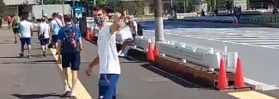 NOVAK POKAZAO ZAŠTO GA SVI VOLE: Argentinac ga ‘dozivao’ na ulici kako bi ga ‘provocirao’, reakcija Đokovića je hit! (VIDEO)